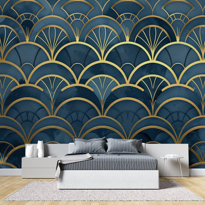 Papier Peint Art Déco Motif Éventail Doré sur Bleu Profond Example de Design 1